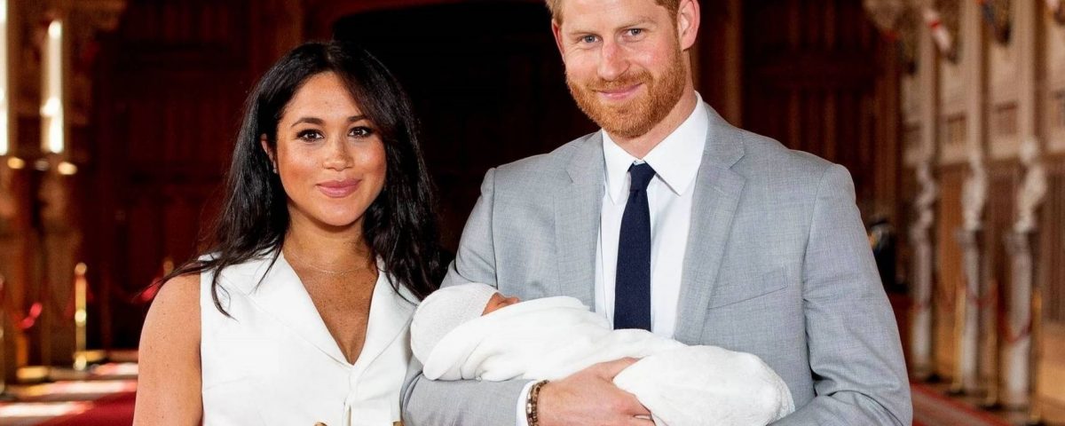 El principe Harry junto a su mujer Meghan Markle y su hijo.