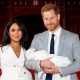 El principe Harry junto a su mujer Meghan Markle y su hijo.
